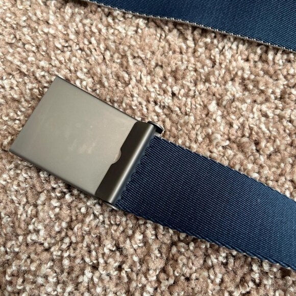 Under Armour Adjustable Belt – Custom Fit Sleek and durable Under Armour belt th - Picture 2 of 2